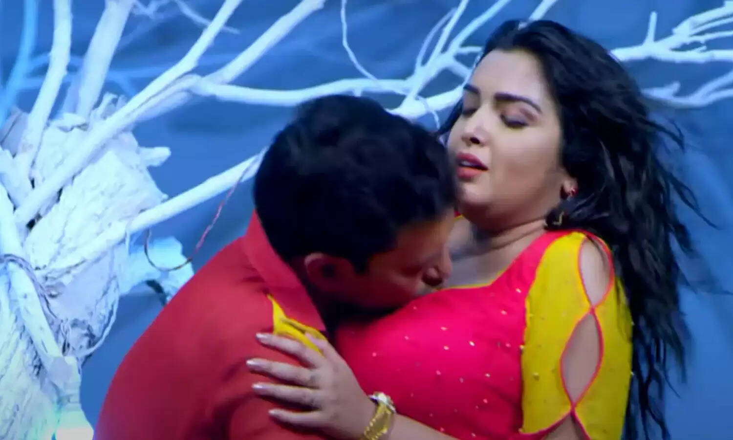 Nirahua Romance Video : निरहुआ और आम्रपाली दुबे के ताबड़तोड़ रोमांस ने मचाया कहर, हॉट केमिस्ट्री देख फैंस के छूटे पसीने Nirahua Romance Video : निरहुआ और आम्रपाली दुबे के ताबड़तोड़ रोमांस ने मचाया कहर, हॉट केमिस्ट्री देख फैंस के छूटे पसीने