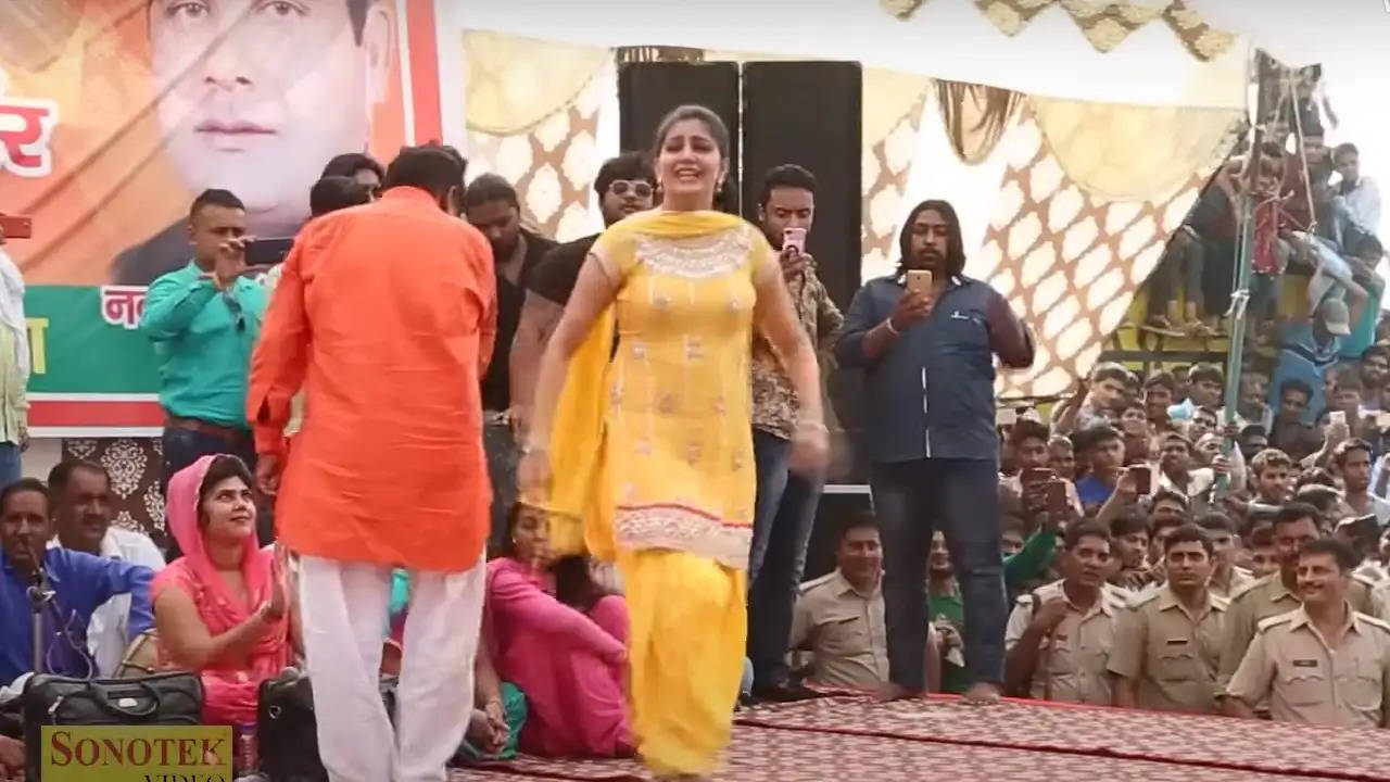 Sapna Chaudhary का Dance डांस देख ताऊ का हुआ बुरा हाल, जमकर बरसाए नोट​​​​​​​