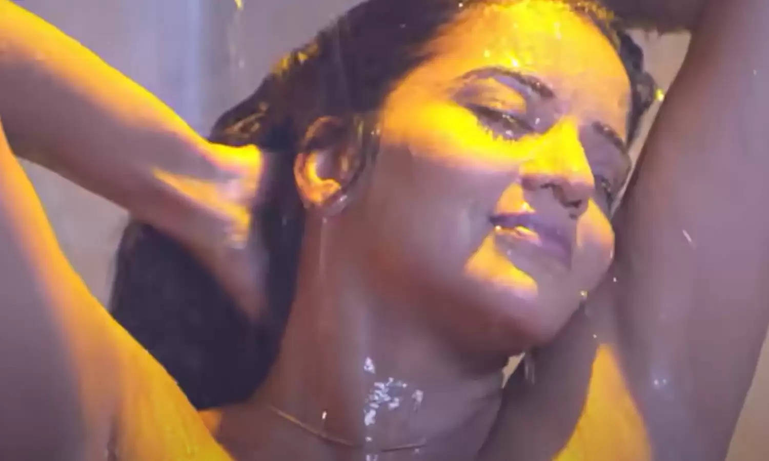 Monalisa Bathroom Video Leak : Bathroom में Monalisa का नहाते हुए वीडियो हुआ लीक, अकेले में ही देखें ये वीडियो