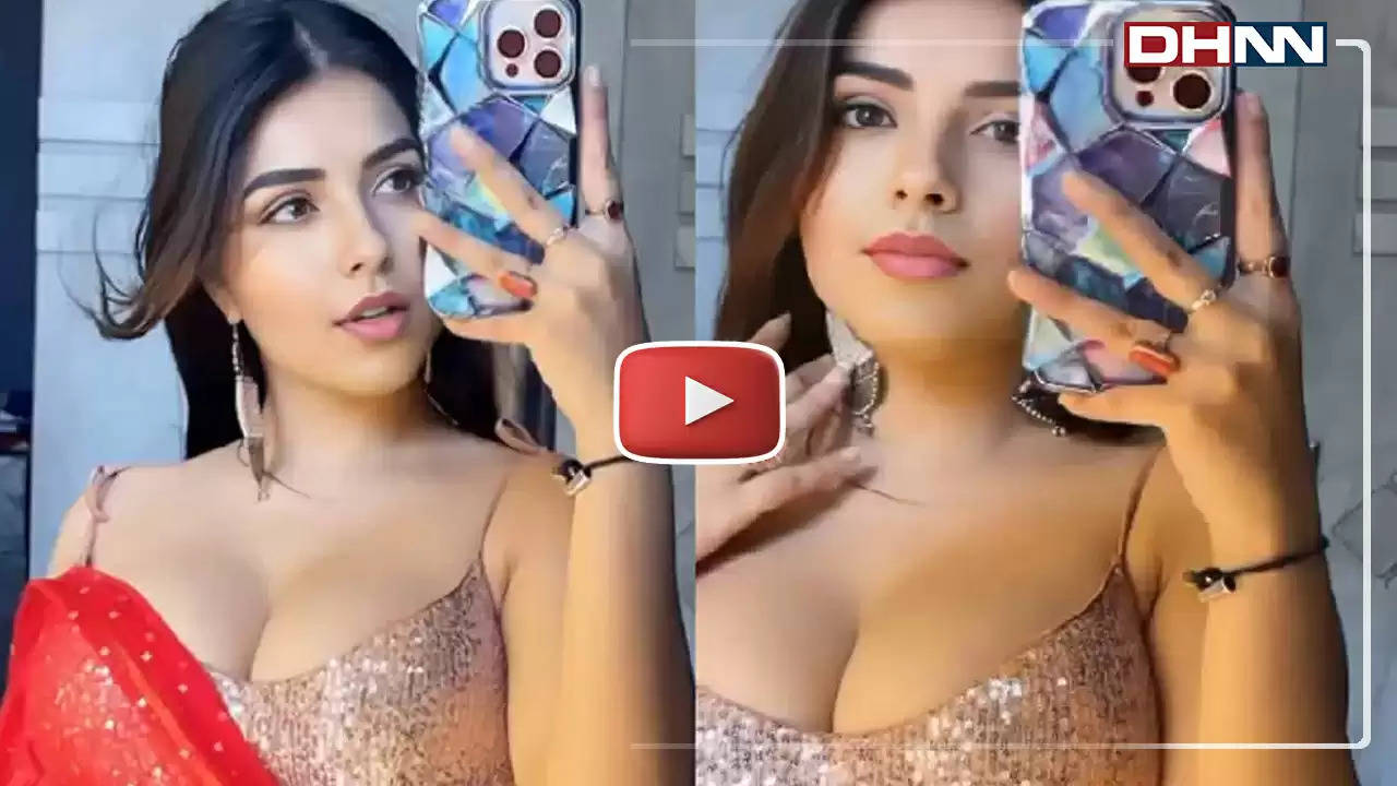 Indian Model Sexy Video: भाभी ने पार कीं बोल्डनेस की सारी हदें, साड़ी का पल्लू गिराकर फैंस को किया मदहोश, सेक्सी वीडियो हुआ वायरल