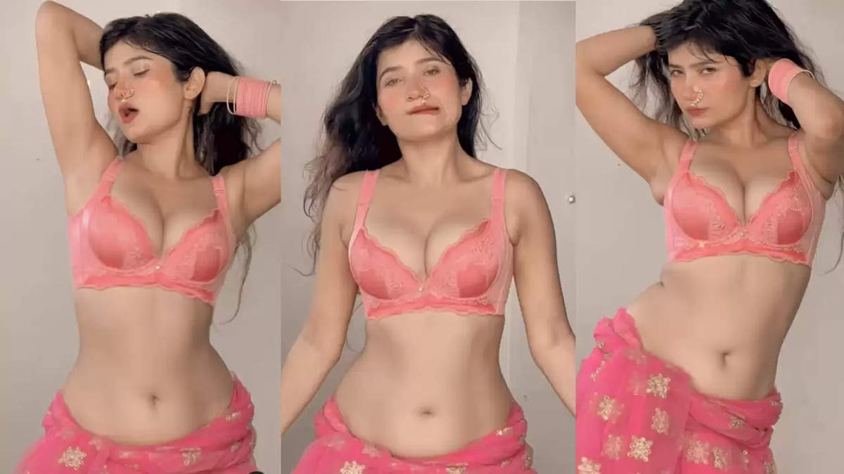 Desi Bhabhi Sexy Video : भोजपुरी गर्ल ने बोल्ड अवतार में दिखायीं सेक्सी अदाएं, वीडियो ने लगा दी आग