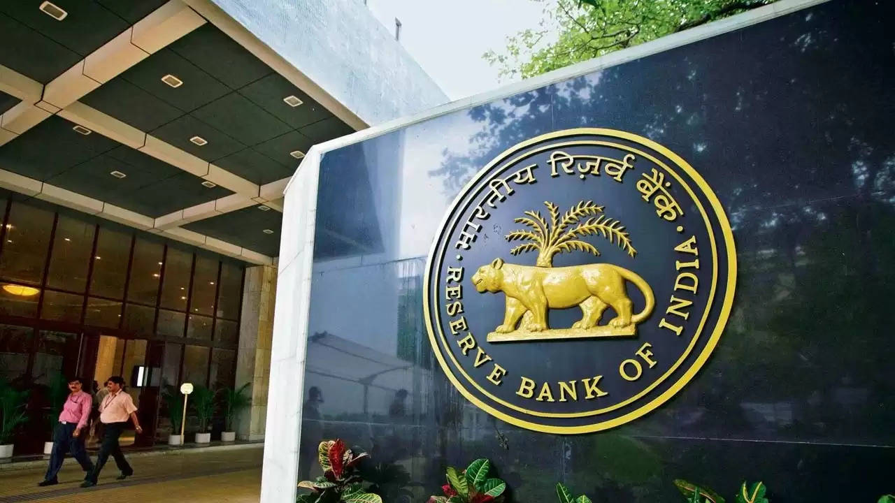 बैंक ग्राहकों को बड़ा तोहफा! RBI ने बचत खाते पर ब्याज भुगतान का नियम बदला