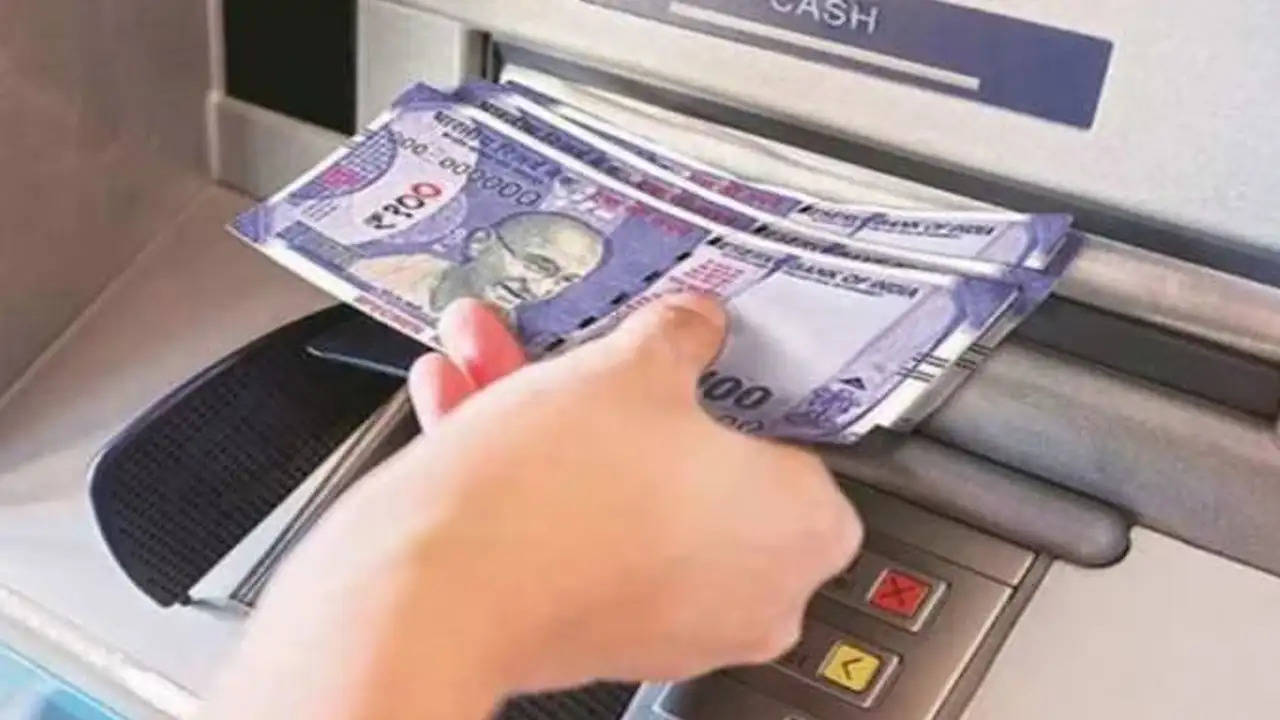 सावधान! ATM से पैसा निकालते वक्त रखे इस चीज़ पर अपनी नज़र, वरना खाली हो जाएगा बैंक अकाउंट