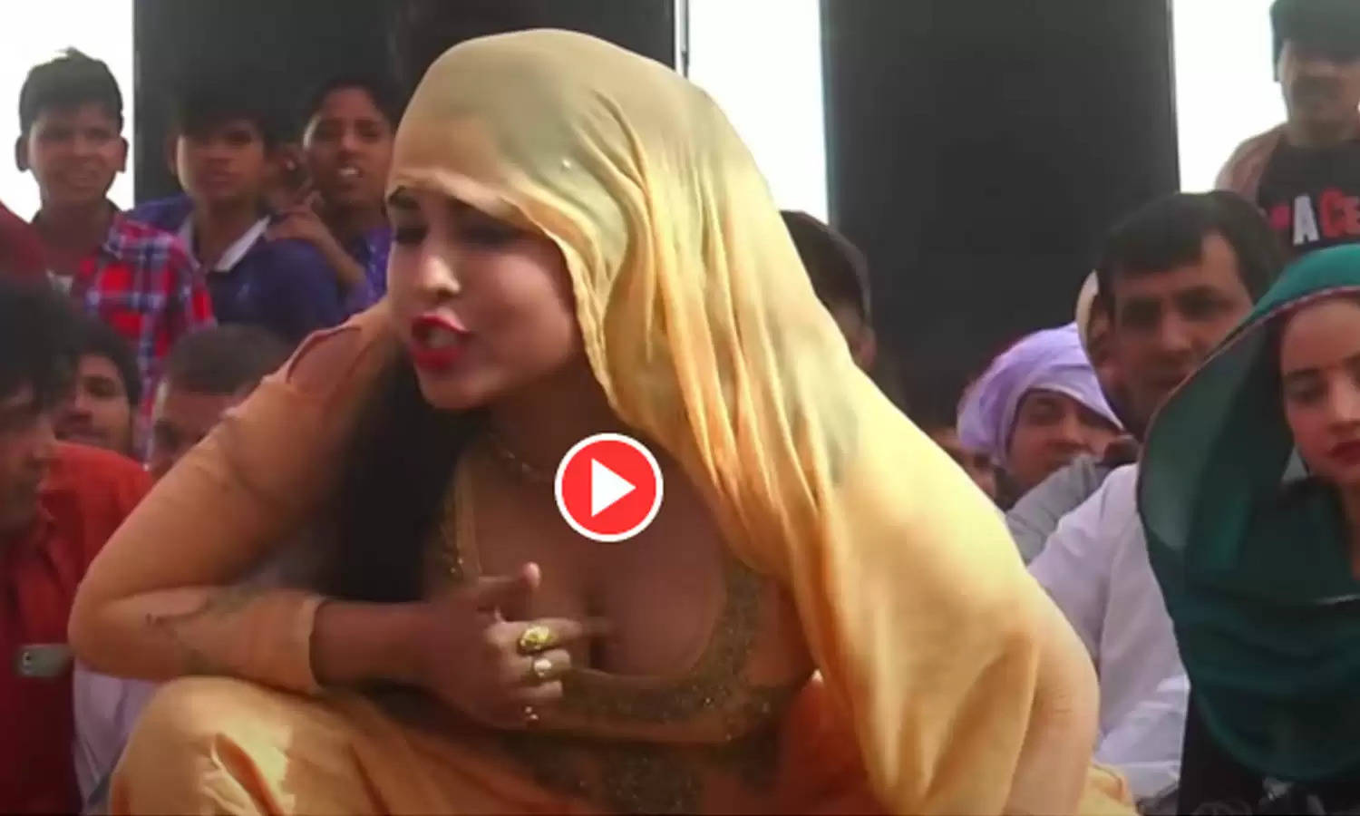 Haryanvi Dance: Muskan Baby ने भीड़ को बेकाबू करने के लिए स्टेज से कर दी अश्लील हरकत,ताऊ को चढ़ा नशा