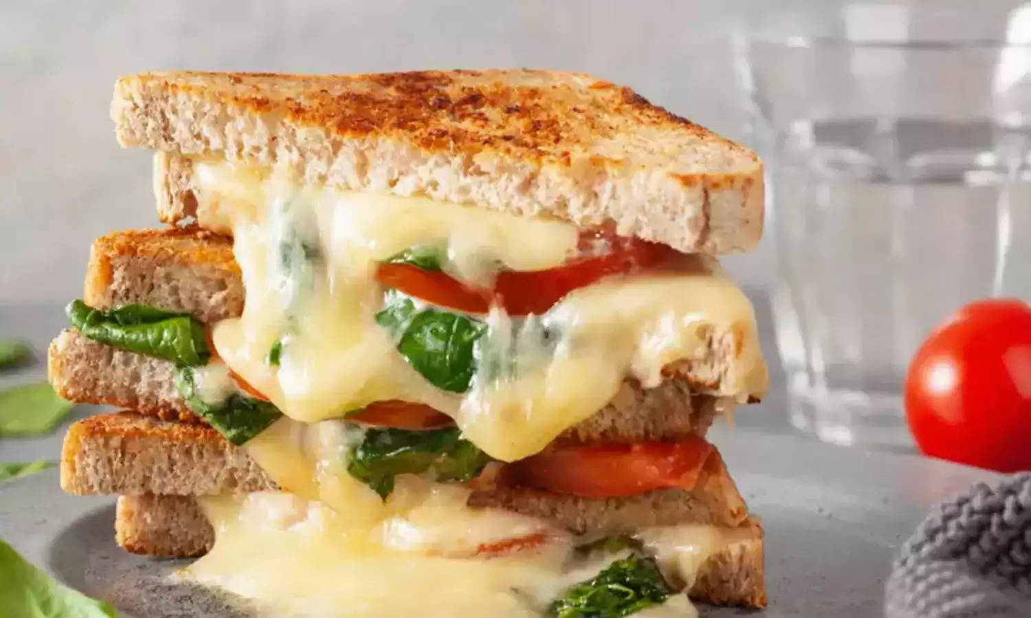 Sandwich: चुटकियों में बनाएं ये आसान टोमैटो बेसिल सैंडविच, लोग उंगलियां चाटते रह जाएंगे