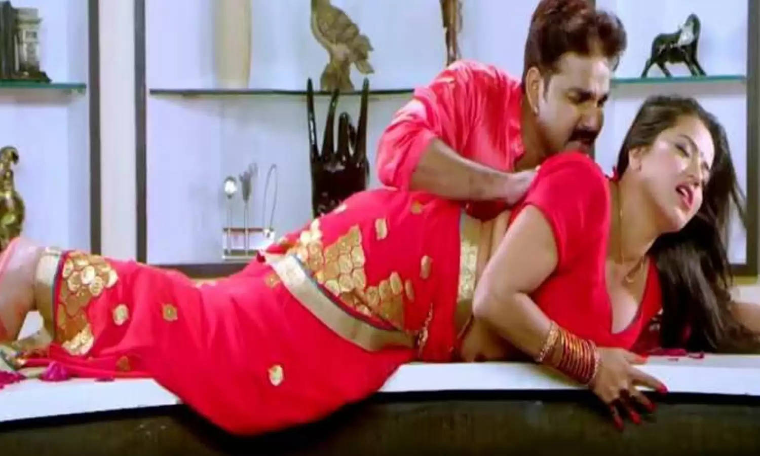 Monalisa और Pawan Singh ने बंद कमरे में बेड पर जो किया वो हो गया वायरल, आप भी देखें 