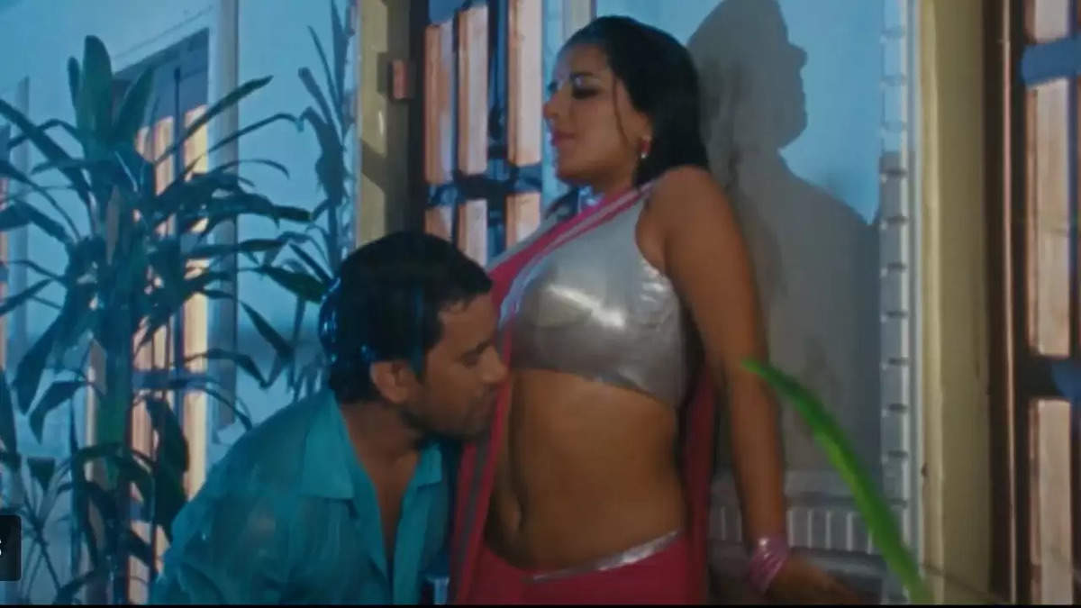 Bhojpuri Hit Song: बारिश में मोनालिसा संग भीगते हुए रोमांस करने लगे निरहुआ, लोग ढूंढ-ढूंढ कर देख रहे रोमांटिक वीडियो 