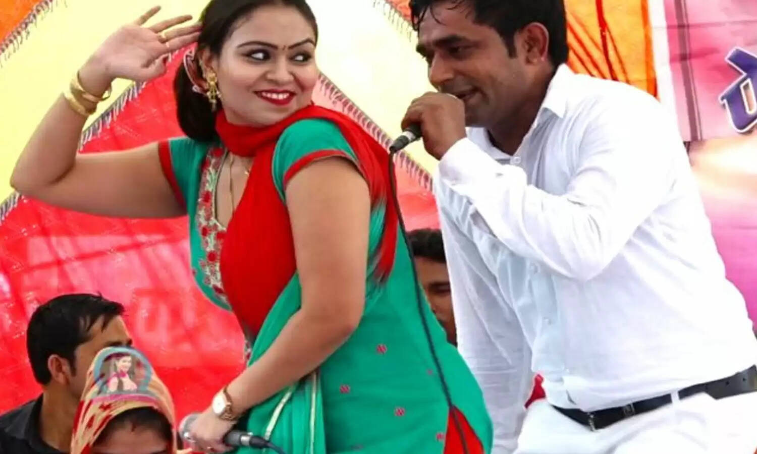 Haryanvi Dance : Rc Upadhyay ने स्टेज पर इस शख्स के संग लगाए कमरतोड़ ठुमके, वीडियो मचा रहा है धमाल Haryanvi Dance : Rc Upadhyay ने स्टेज पर इस शख्स के संग लगाए कमरतोड़ ठुमके, वीडियो मचा रहा है धमाल
