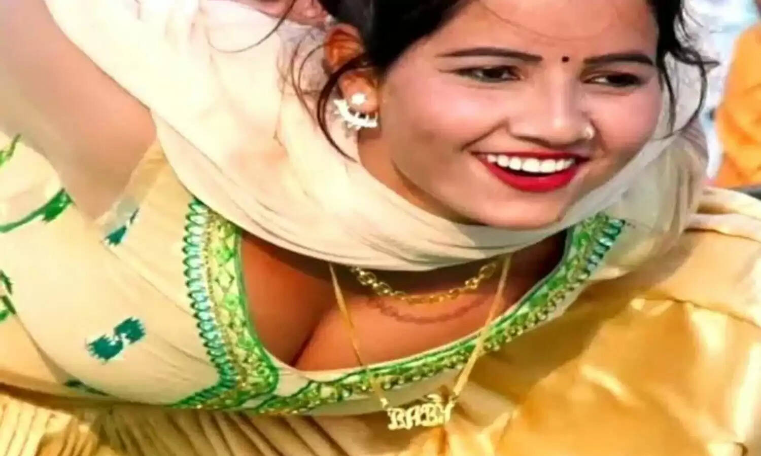 Haryanvi Dance : Sunita Baby ने स्टेज पर किया कमरतोड़ डांस, हॉट मूव्स देख ताऊ का भी डोल गया मन