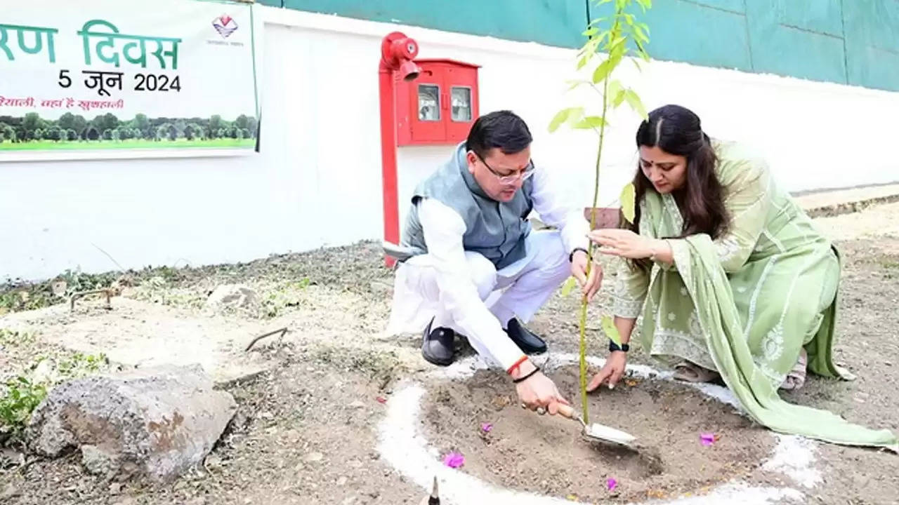 देहरादून : सीएम धामी ने पत्नी के साथ किया पौधरोपण, पर्यावरण संरक्षण का दिया संदेश 