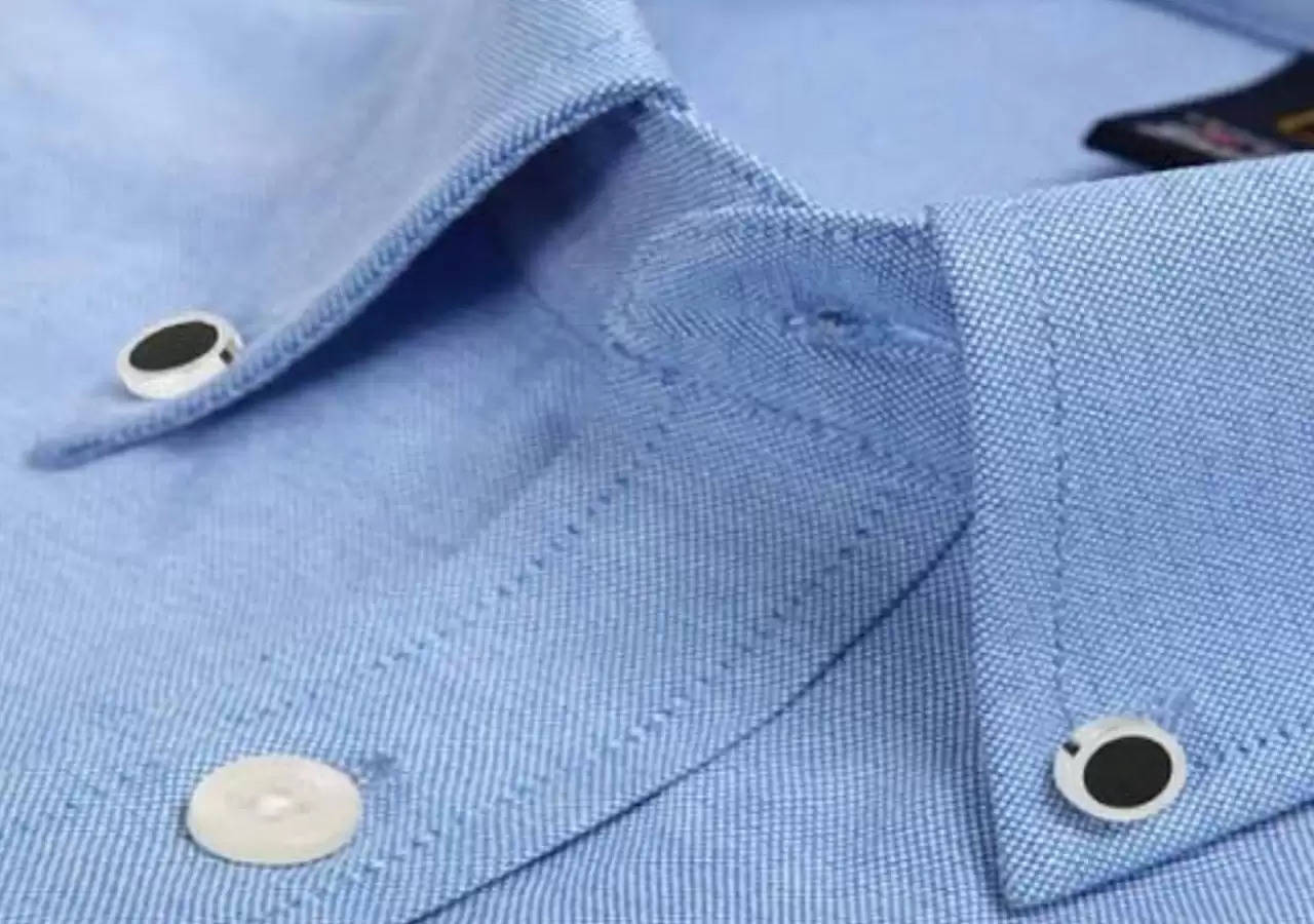 शर्ट के कॉलर पर क्यों लगे होते हैं दो छोटे-छोटे बटन, ज्यादातर लोगों को नहीं पता होती इसके पीछे की एहम वजह