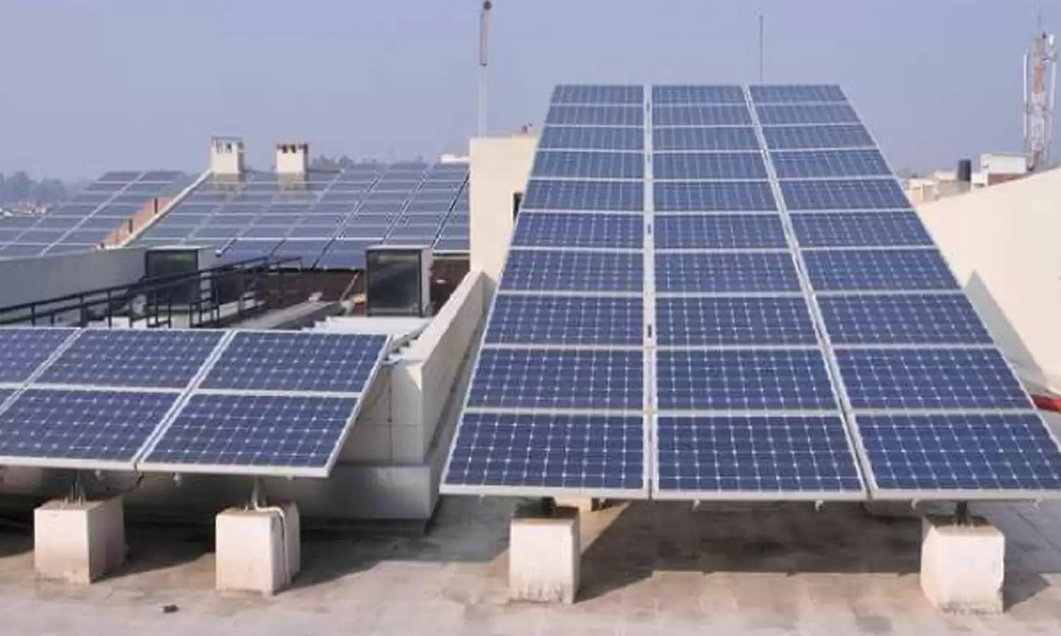 Solar Panel: बिजली बिल से कट गया पीछा, सरकार छत पर लगा रही सोलर पैनल, जल्द करें आवेदन