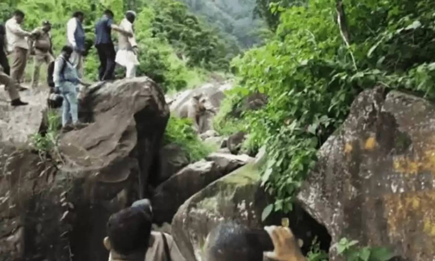 गाड़ी के आगे हाथी आने से वाहन छोड़ चट्टान पर चढ़कर पूर्व सीएम त्रिवेंद्र सिंह रावत ने बचाई अपनी जान, वीडियो हुआ वायरल 