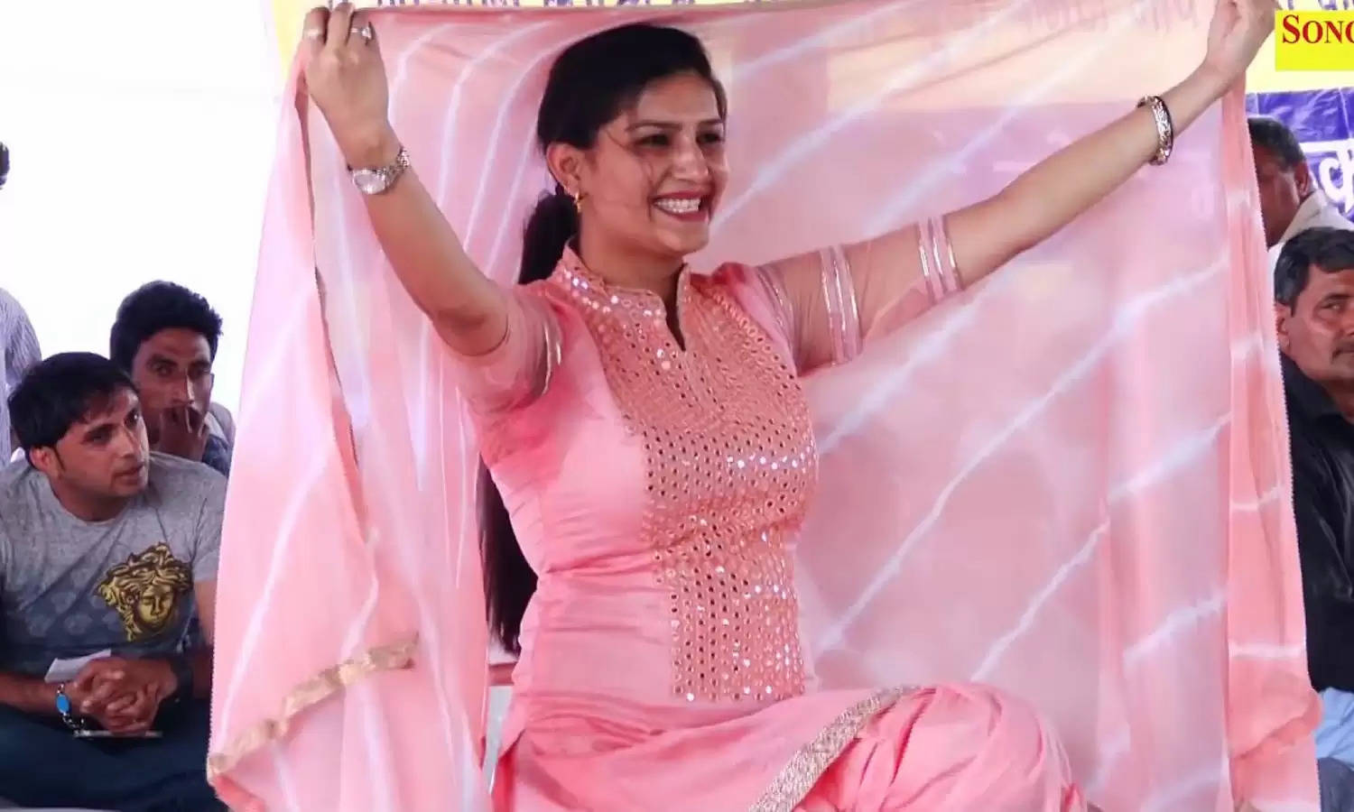 Sapna Chaudhary Video : सपना का धमाकेदार डांस देख बूढ़े हुए जवान, कायल हुए लोग   