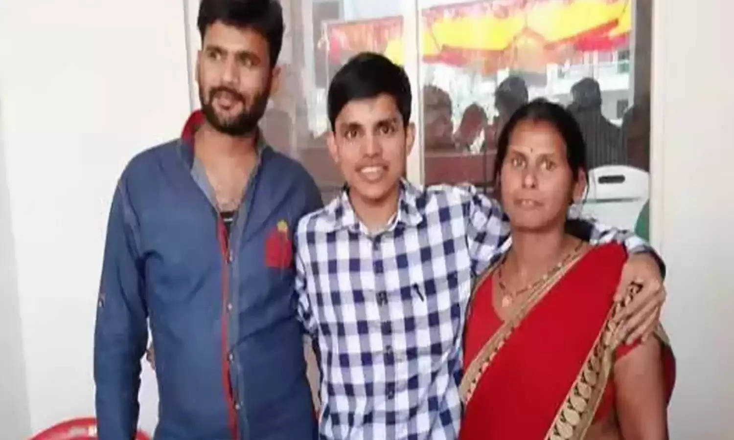 Pradeep Singh : पेट्रोल पम्प पर काम करने वाले का बेटा बना आईएएस, कोचिंग के लिए पिता ने बेच दिया था घर