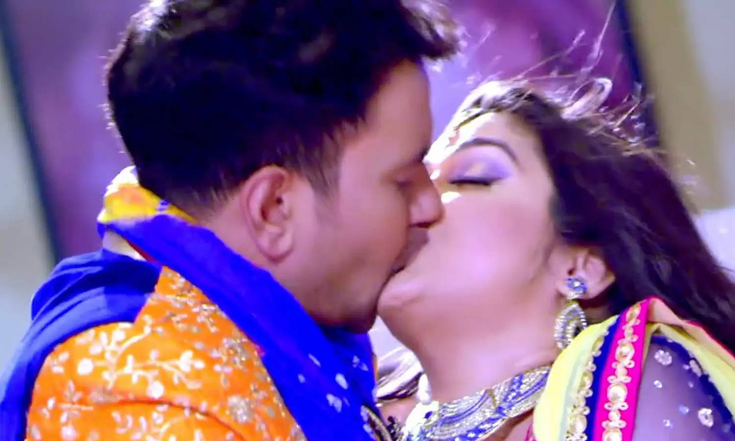 Amrapali को बंद कमरे में होठों पर KISS करते दिखें Nirahua, यूट्यूब पर मचा हड़कंप