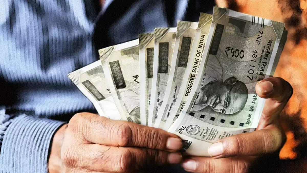 7th Pay Commission : कर्मचारियों और पेंशनर्स के लिए बड़ी खबर, सैलरी में बढ़ोतरी को लेकर आया नया अपडेट 