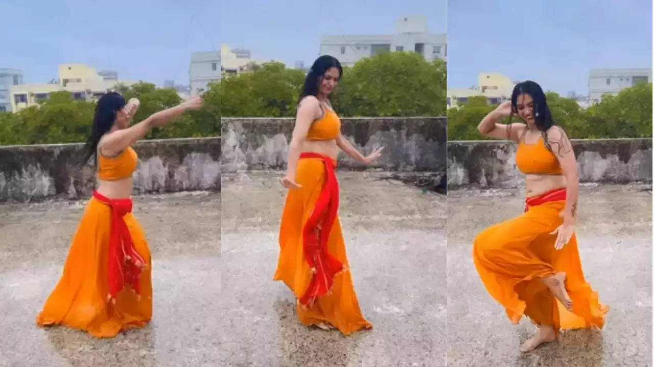 Desi Sexy Video: लड़की ने बारिश में लगाए मस्त ठुमके, सेक्सी रेन डांस बना देगा दीवाना