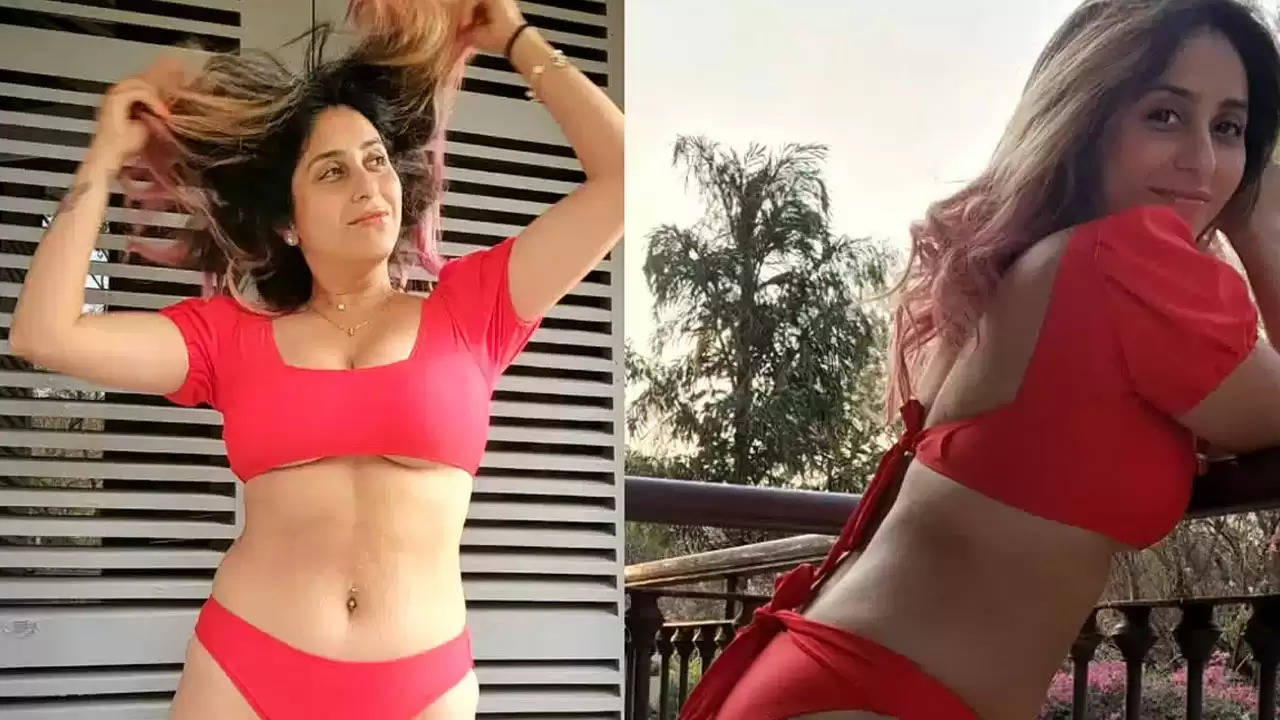 Neha Bhasin Sexy Video: एक्ट्रेस ने रेड बिकनी में बढ़ाया सोशल मीडिया का तापमान, हॉटनेस देख उड़े सबके होश
