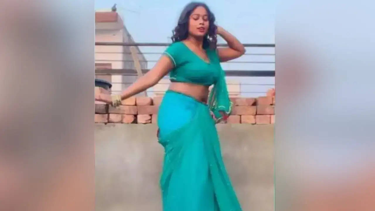 Desi Bhabhi Dance : देसी भाभी ने इस भोजपुरी गाने पर किया सेक्सी डांस, वीडियो देख लोग हुए पागल 
