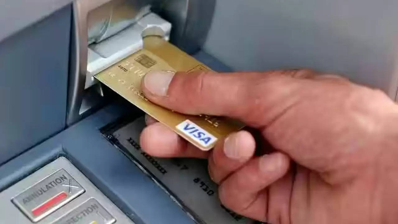 नया ATM फ्रॉड: कार्ड फंसने पर ना करें ये गलती, नहीं तो होगा भारी नुकसान!