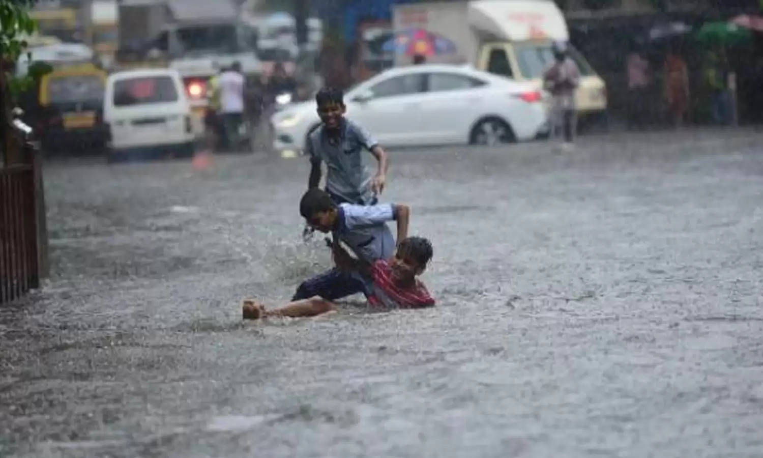 बेंगलुरु के बाद मुंबई में भारी बारिश का कहर, कई जलभराव ने रोकी की रफ्तार