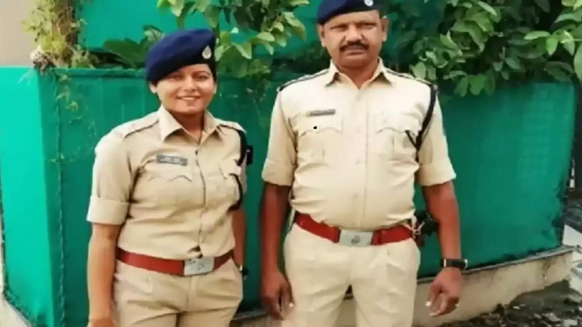 पुलिस थाने में DSP बेटी को सैल्यूट करते हैं SI पिता, घर पर खाते हैं इसी लाडो के हाथ का बना खाना