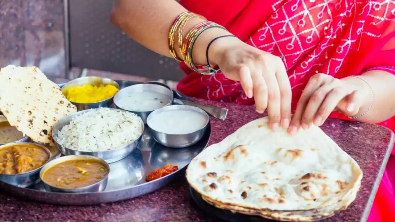 Vastu Tips : धन-धान्य से भरा रहेगा घर, भोजन करते समय ज़रूर करें ये 5 काम!