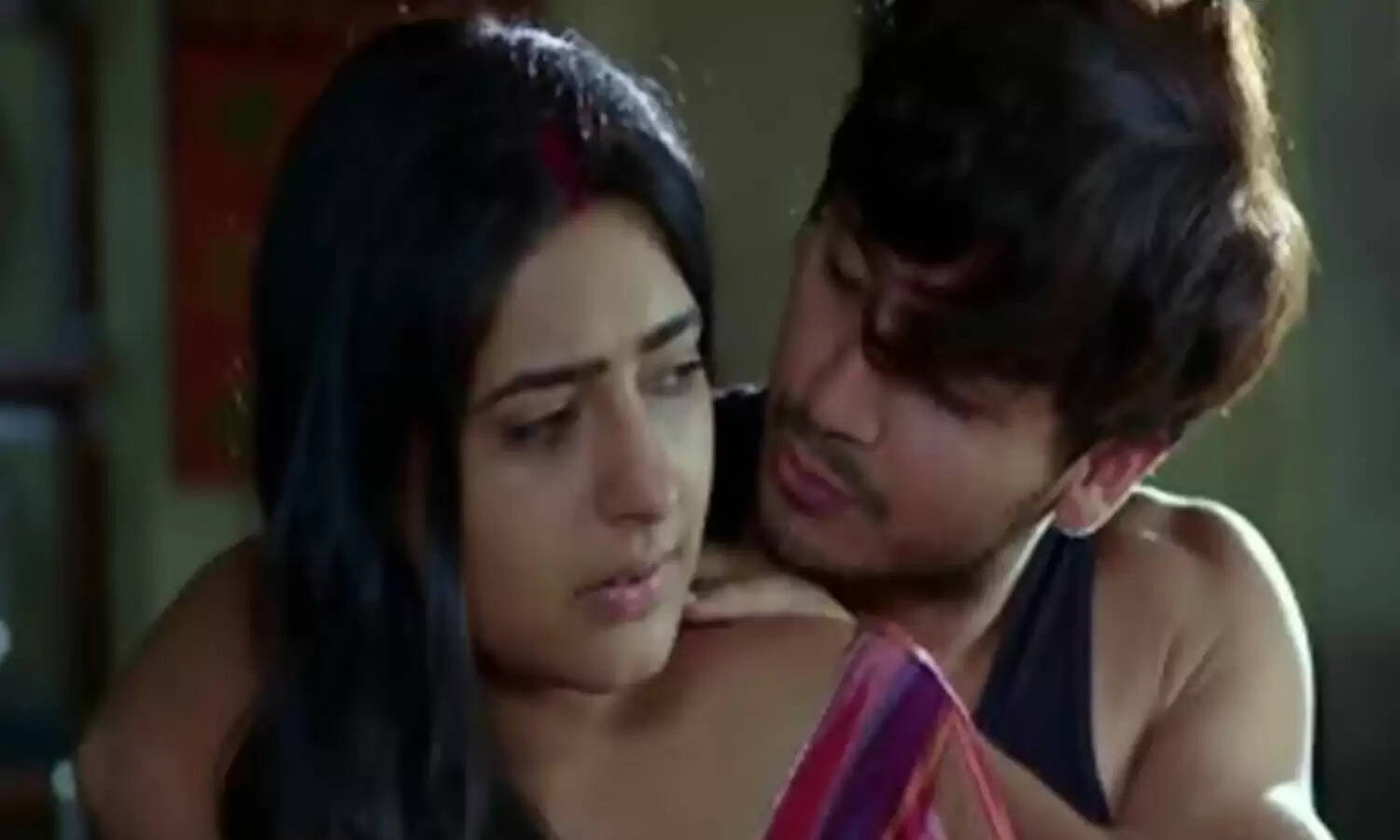 Threesome: बेटी के प्रेमी संग मां ने बनाए संबंध, बेटी ने देखा तो तीनों मिलकर करने लगे ये काम...