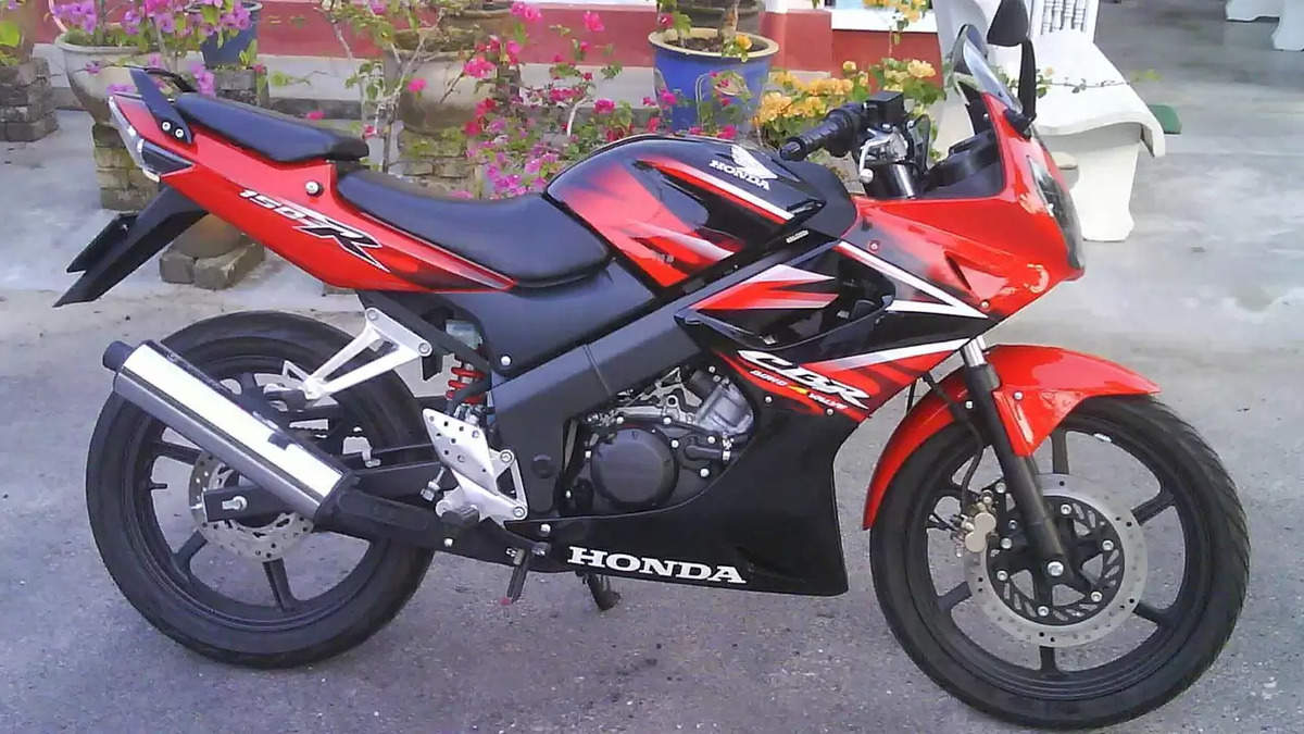 Honda CBR 150R: A Sleek and Powerful Motorcycle at an Affordable Price