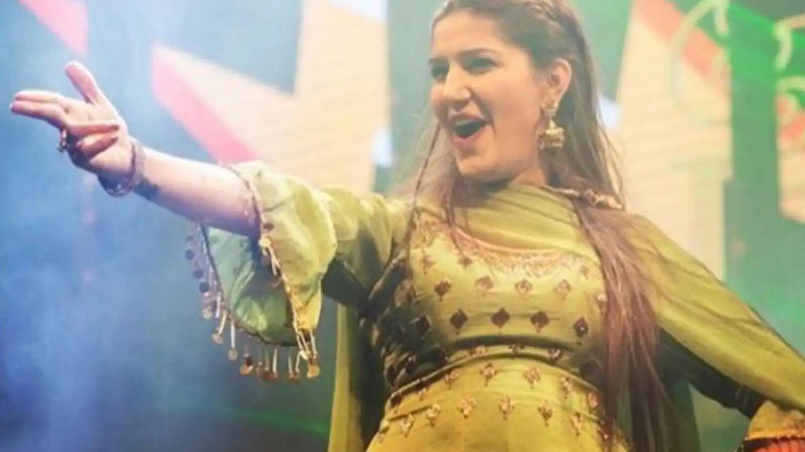 Haryanvi Dancer Sapna Choudhary ने स्टेज पर लगाए ऐसे ठुमके की खूब बरसे नोट