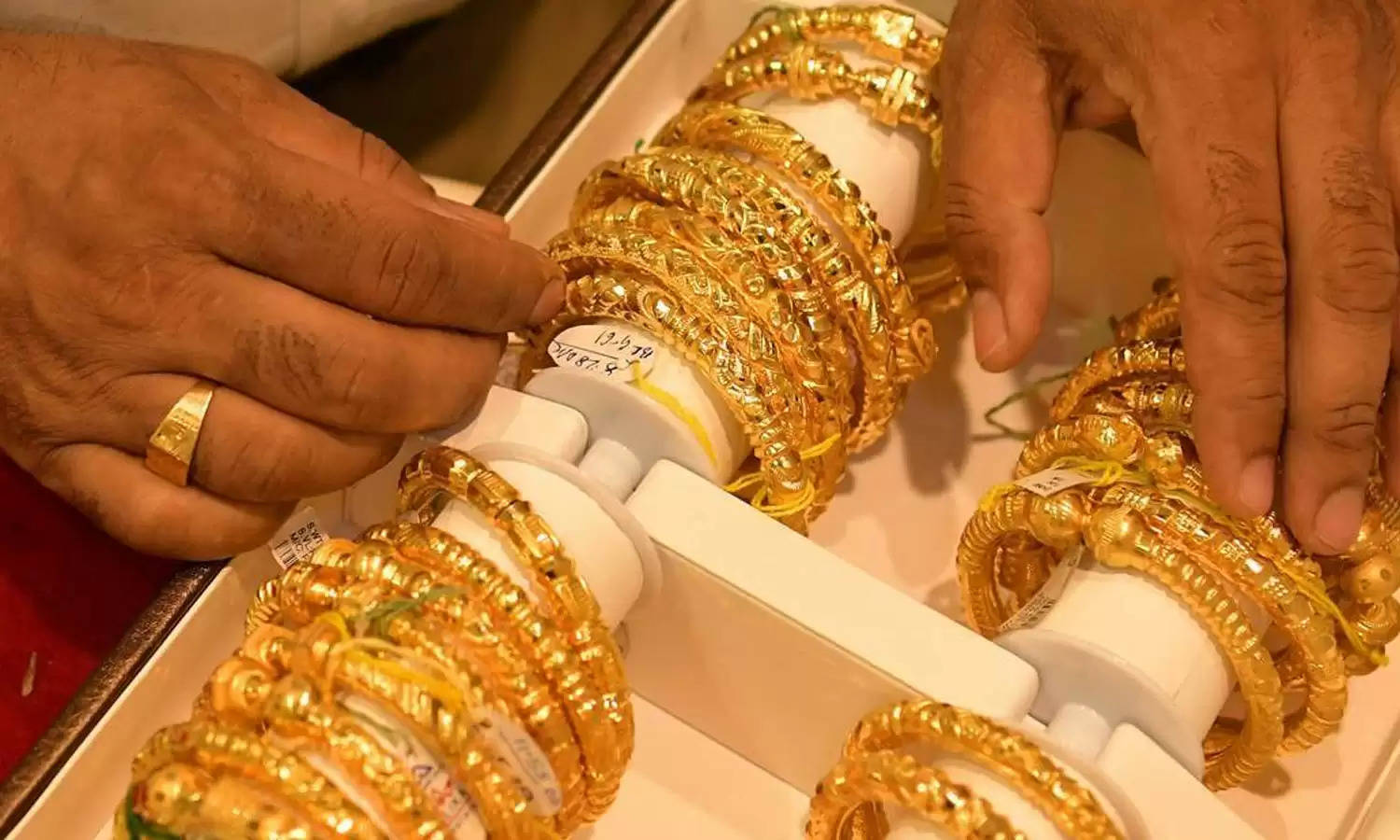 Gold Price Update: गुरु नानक जयंती पर औंधे मुंह गिरा सोना, 1 तोला मात्र 29,810 रुपये में खरीदें