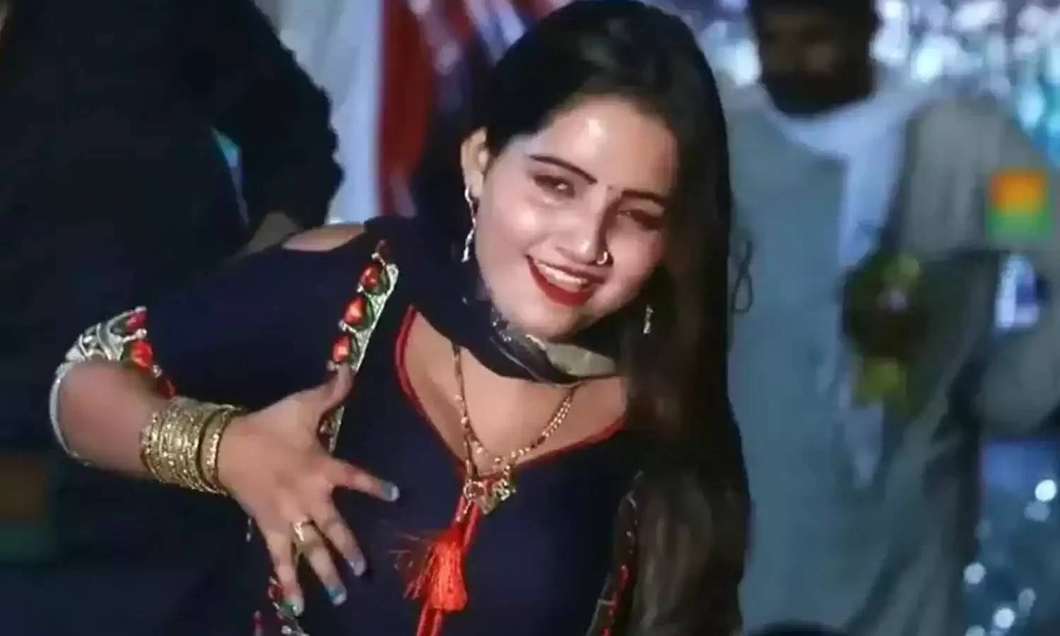 Haryanvi Dance : Sunita Baby ने स्टेज पर किया लेट-लेट कर डांस, अदाएं देख ताऊ भी हो गए दीवाने