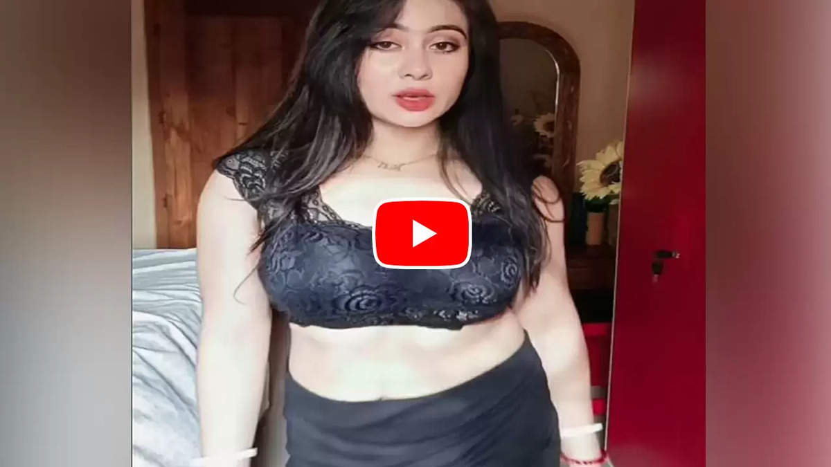 Indian Desi Bhabhi Sexy Video: Indian Desi Bhabhi in black top and skirt stuns with her beauty, sexy video goes viral