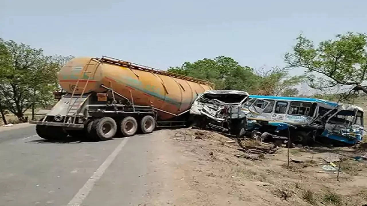 झज्जर में हुआ सड़क हादसा : एक की मौत, 23 यात्री घायल