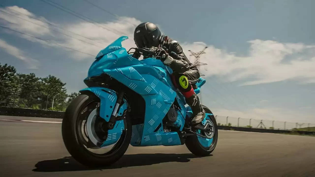 500cc दमदार इंजन और TFT डिस्प्ले से लैस, स्पोर्ट्स बाइक के शौकीनों के लिए आईं ये नई मोटरसाइकिलें