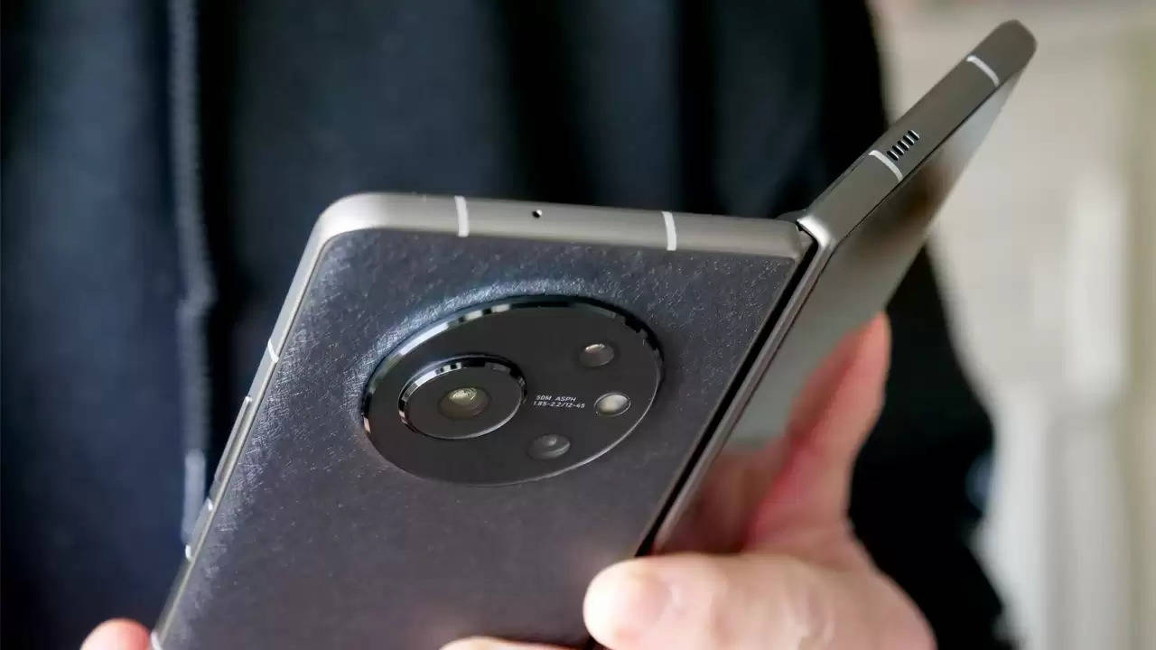 Phantom V Fold 5G : सेल्फी प्रेमियों के लिए खुशखबरी, 32MP डुअल कैमरे वाला फोल्डेबल फोन भारी छूट पर उपलब्ध