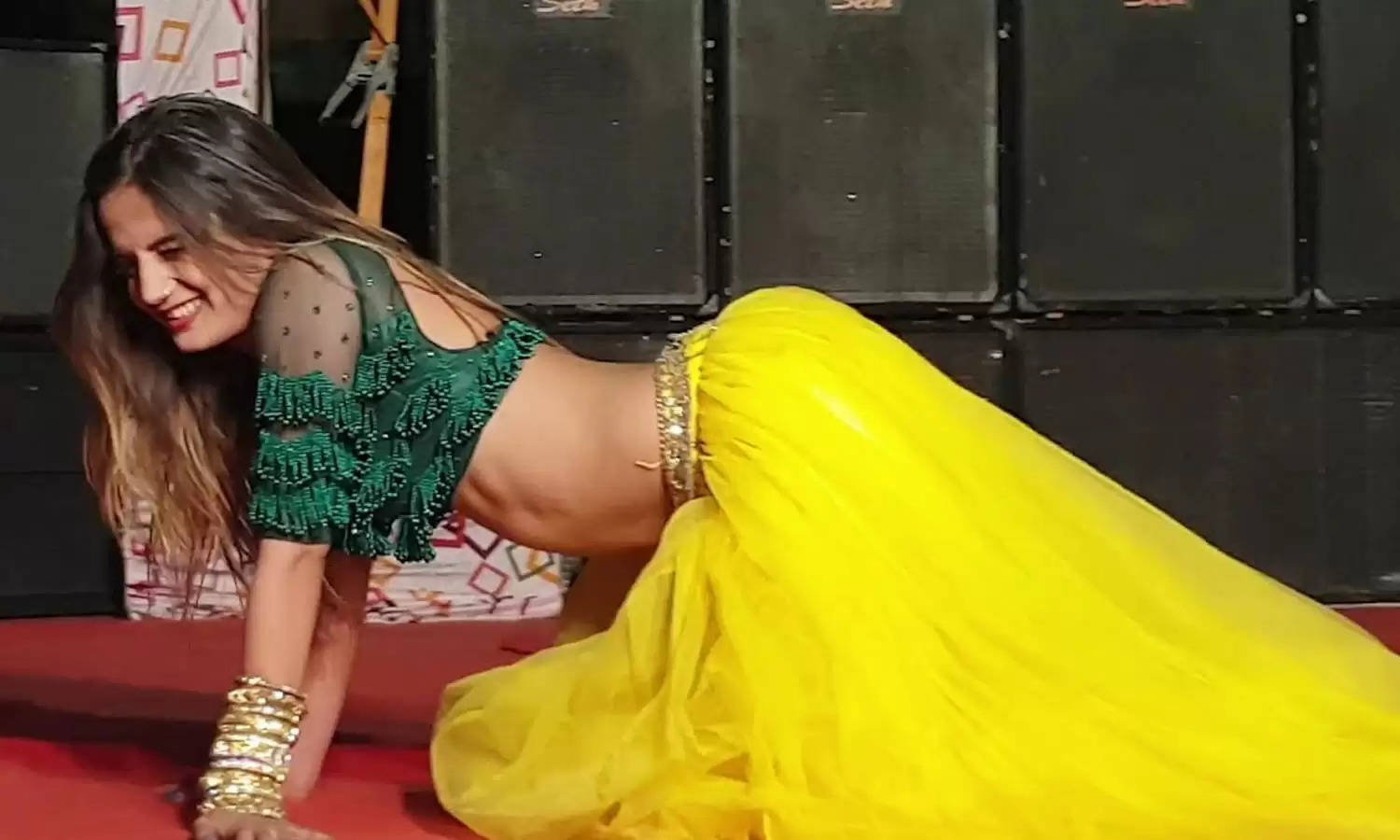Haryanvi Dance: Komal Rangili ने नौजवानों को बेकाबू करने के लिए कर दी ऐसी हरकत, अदाएं देख बूढ़े ताऊ ने किया