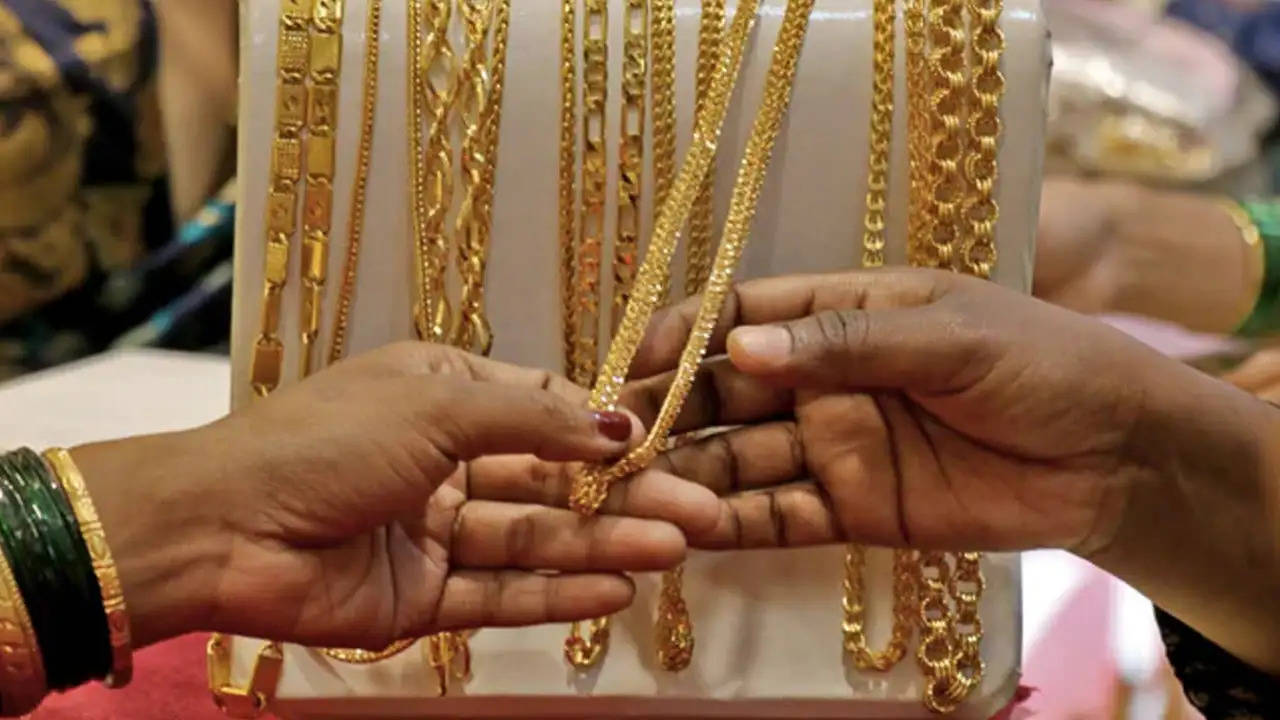 Gold-Silver Price Today: हफ्ते के आखिरी दिन महंगा हुआ सोना पर चांदी ने दिखाई नरमी 