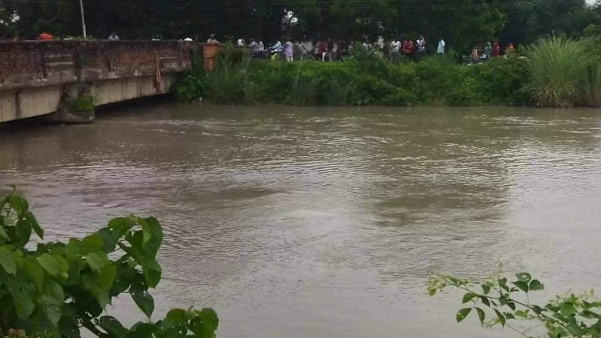 दो युवतियां एक दुसरे का हाथ थाम बडी गंडक नहर मे कूदी, गोताखोरो ने पांच घंटे तक की खोजबीन; लडकियों का नही चला को अता-पता