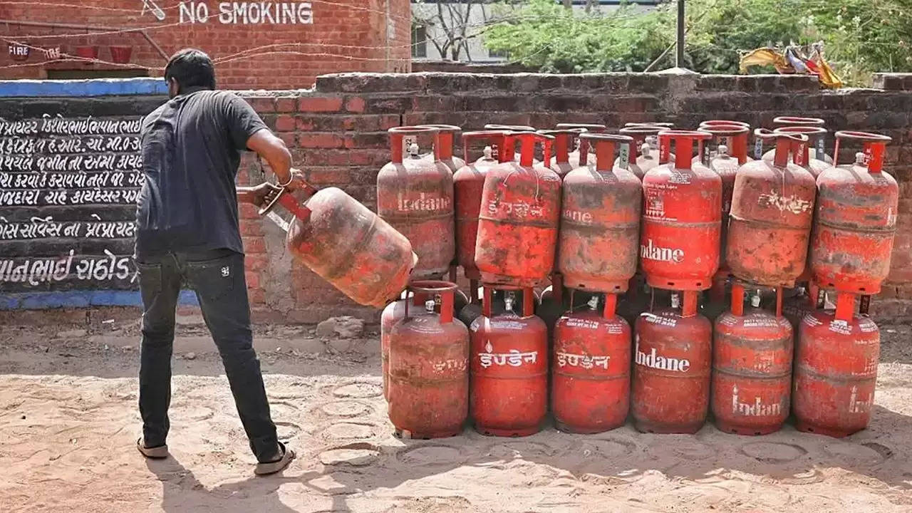 गैस सिलेंडर हुआ मुफ्त! सरकार का ऐतिहासिक फैसला, जानिए कौन-कौन उठा सकता है इसका लाभ?