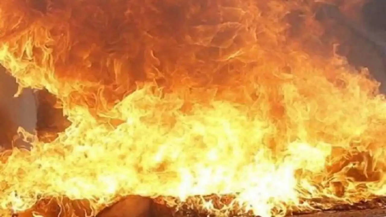 लाखों का नुकसान: आयरन स्टोर में लगी आग, समय पर नहीं बुझी तो फैल गई गोदाम तक