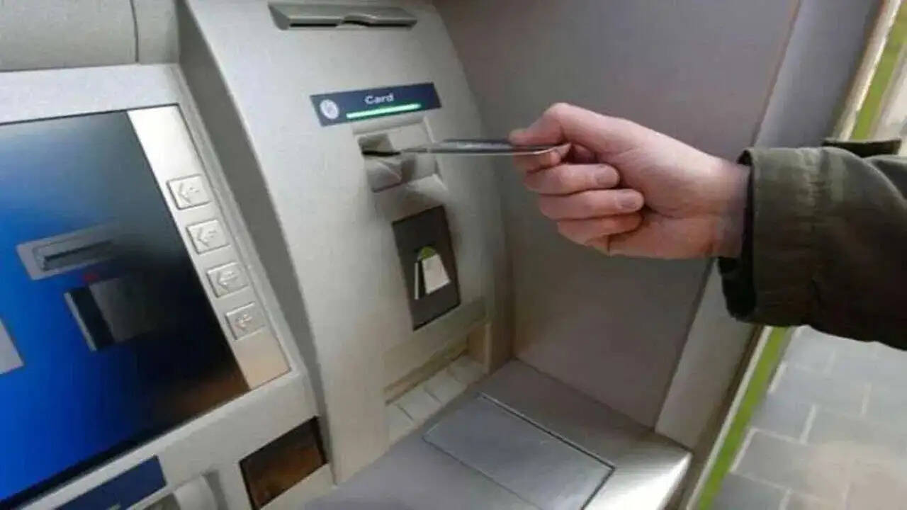 इन बैंकों के ATM से पैसा निकलना पड़ेगा महंगा, अब देना पड़ेगा इतना चार्ज