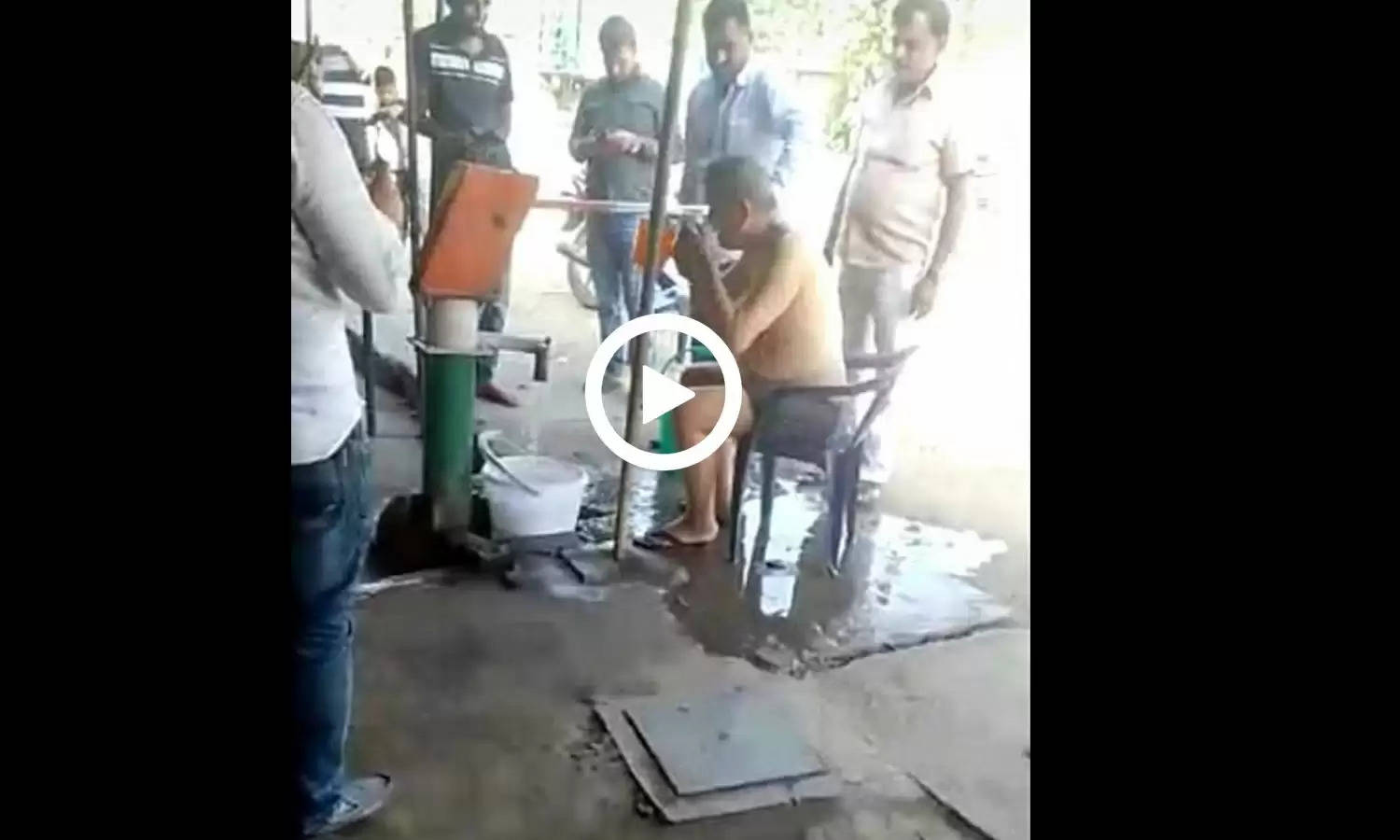 Uttarakhand : धरने पर बैठे पूर्व मुख्यमंत्री का नहाते का वीडियो हुआ वायरल, लोग कर रहे जमकर शेयर 