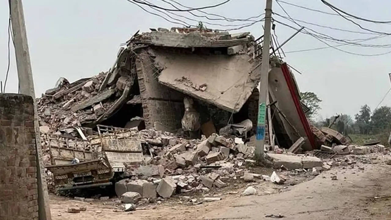 मोहाली में बड़ा हादसा : सिलिंडर फटने से गिरी दो मंजिला इमारत, एक की हुई मौत और दो घायल