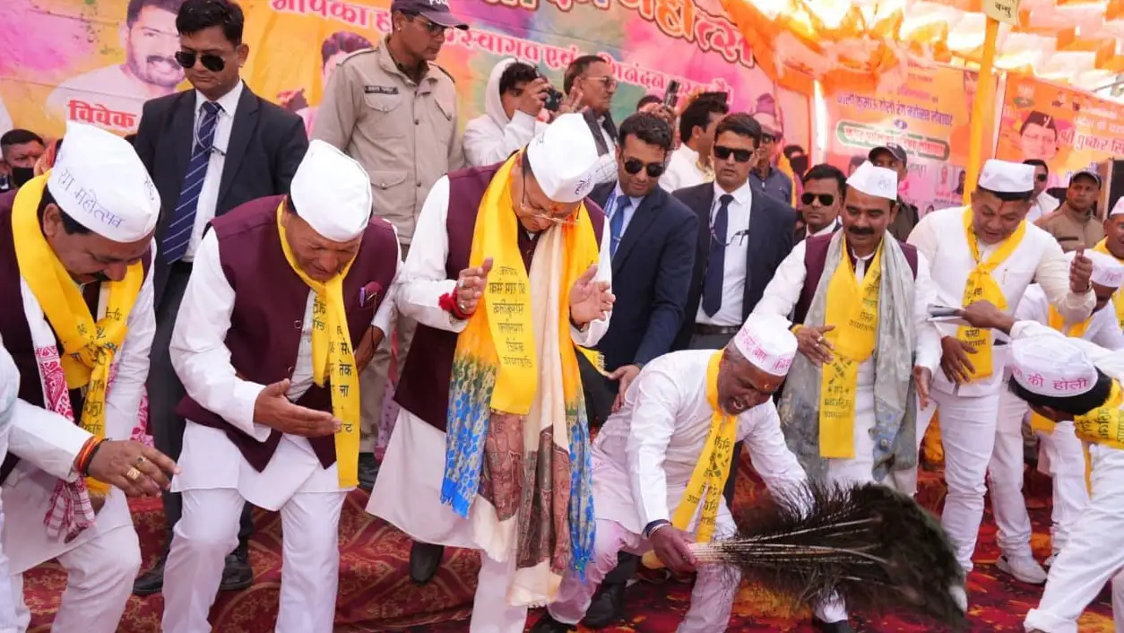 लोहाघाट में सीएम धामी ने खेली पारम्परिक होली, काली कुमाऊं के रंग महोत्सव में हुए शामिल