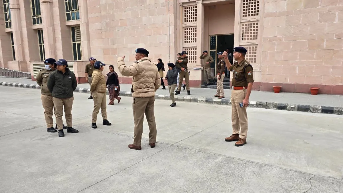 Dehradun Court को बम से उड़ाने की धमकी, पुलिस ने खाली कराया परिसर