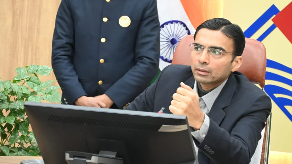 Dehradun Land Fraud : डीएम सविन बंसल का कड़ा एक्शन, गोल्डन फॉरेस्ट की जमीन बेचने वाले बिल्डरों पर FIR दर्ज