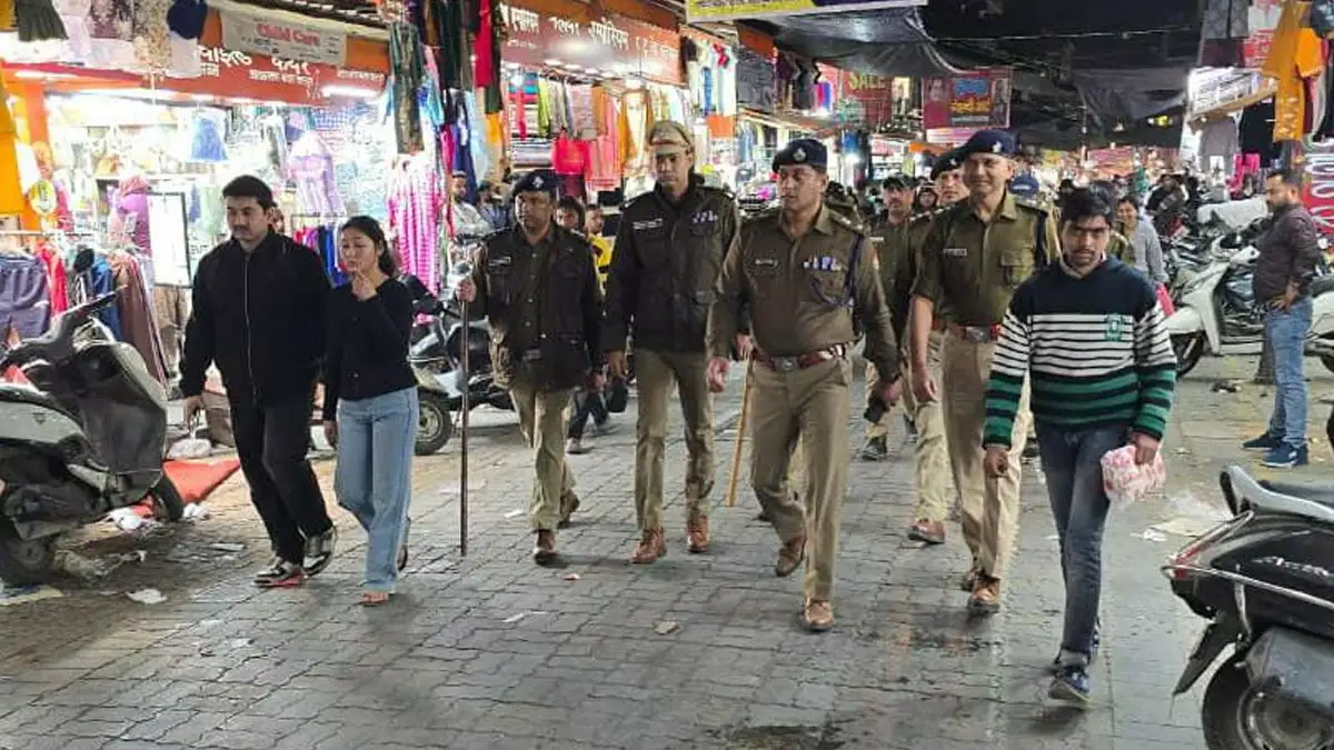 देहरादून : पलटन बाजार में पैदल गश्त पर निकले एसएसपी, फुटपाथ कब्जाने वालों की अब खैर नहीं