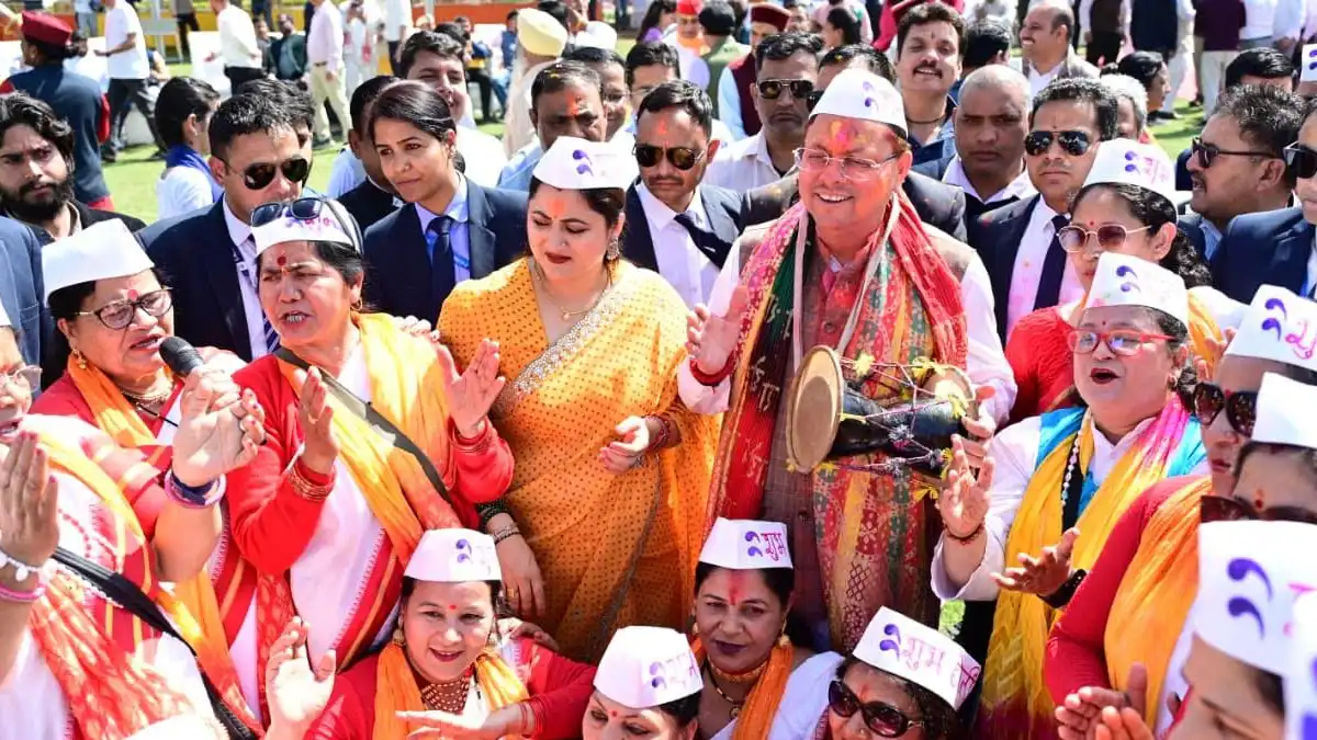 देहरादून: सीएम आवास पर होली की धूम, साढ़े तीन घंटे तक जनता के बीच रहे धामी